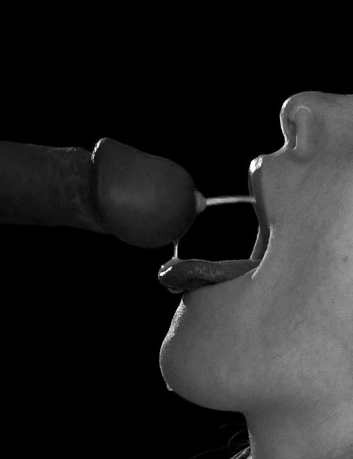 Adalina Smith: Leche en la boca en cámara lenta! Modelo traga una...