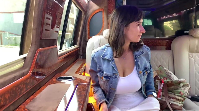 Kitty Kriss: Pompino spontaneo in un taxi finisce con un'enorme sborrata in...