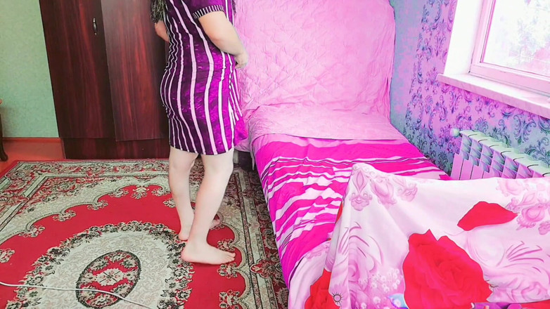 Kitty_Cross: Parlak boyalı tırnaklarla çarpıcı transeksüel limonata içiyor