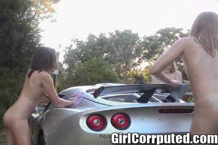 Girl Corrupted: 3 bombasses, lotus aux petits seins, lave-auto !
