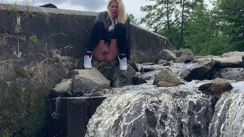 Claudia Macc: Plaisir de pisse en plein air