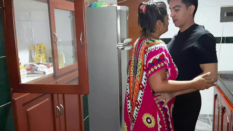 Aly: Mengongkek ibu tiri miang saya di dapur. Filem penuh
