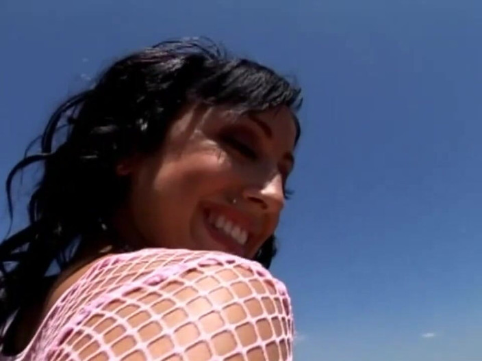 Black Sinner: Une grosse bite bien dure pour une brune sexy aux...