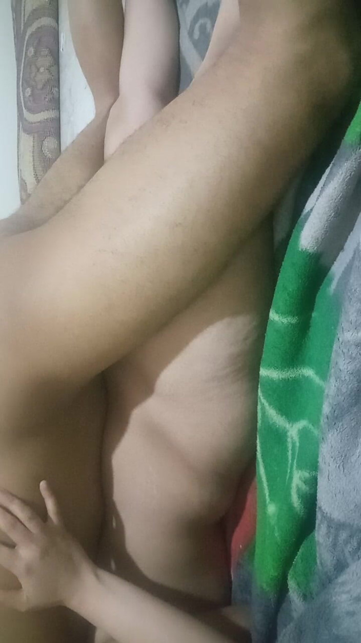 Hot naked coup: Pasangan muda yang baru berkahwin berkongkek