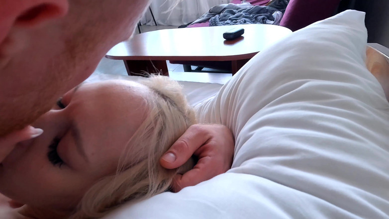MichaelFrostPro: Une blonde se fait éjaculer dessus - Mlle Kaprizzz