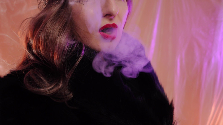 Arya Grander: Guanti di pelle e fumo svapa - Arya Grander