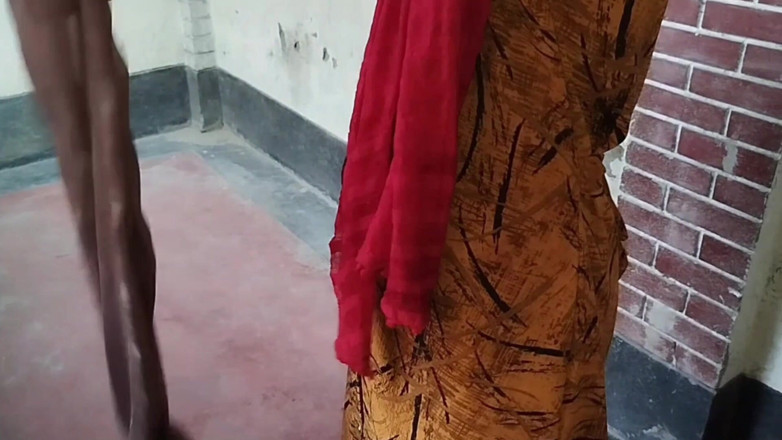 Deshi women: 一名18岁的女仆被她的雇主独自在家发现，雇主对她进行了