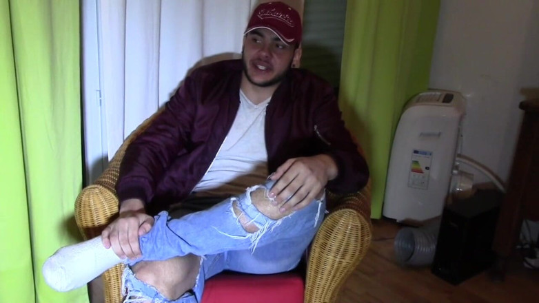 Gaybareback: Prima experiență homosexuală pentru această tânără arabă sexy futută fără...