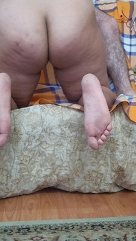 Pacar desi menjilati kontol pacarnya dan menyetubuhi memeknya di sofa ditambah bonus di memeknya