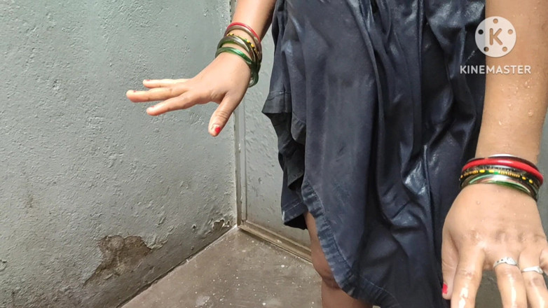 Anita yadav: Une femme au foyer indienne pisse