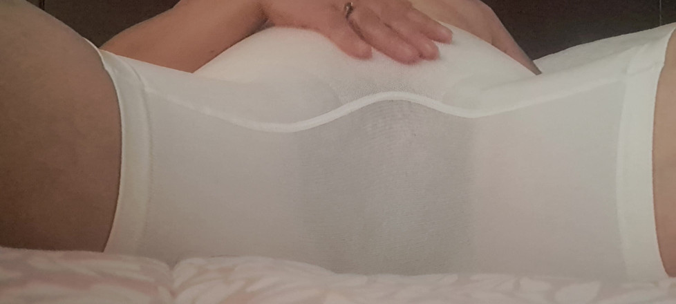 Mommy big hairy pussy: Матуся, у великих трусиках і її кицька позначена