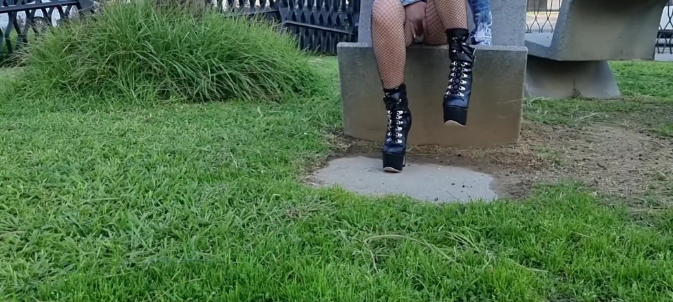 TheloveStory: Curvi fumando y las piernas abiertas al aire libre - tacones...