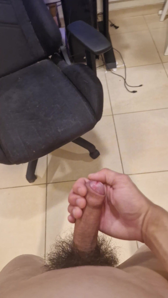 Soloboycuto: Un jeune garçon se masturbe