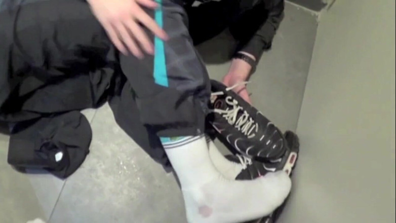 Sneaker gay: Лускати чувака трахають у кросівках