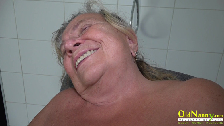 Old Nanny: Gordita tetona la abuela con ropa interior de la abuela...