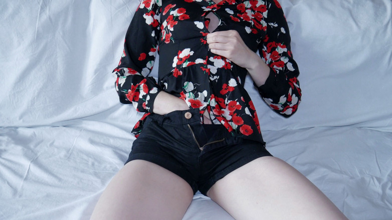 Me_little_fetish: Hermanastra sin sujetador debajo de su blusa muestra cómo las...