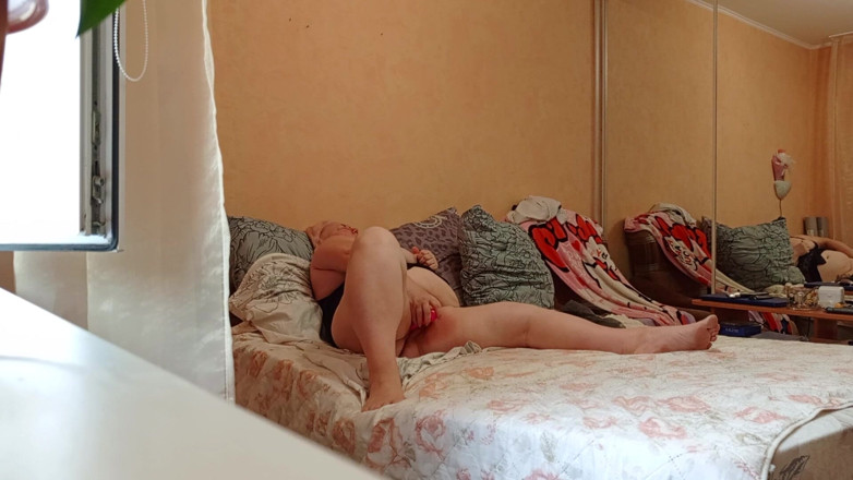 Zona901: Vecina tetona con coño mojado se masturba con juguetes