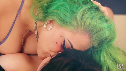 Blush erotica: Grandota lésbica en sexo caliente con Lena Marie