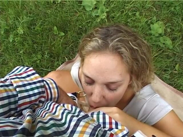 POV Orgasms: Симпатичная телочка-блондинка сосет твердый член на улице