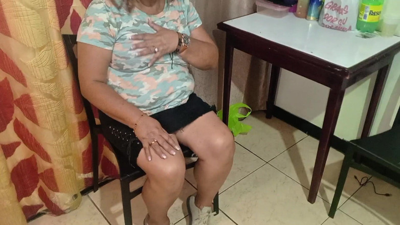 Milfta boohot: Olgun üvey annem bana bir şey önermek için beni bir otele davet ediyor
