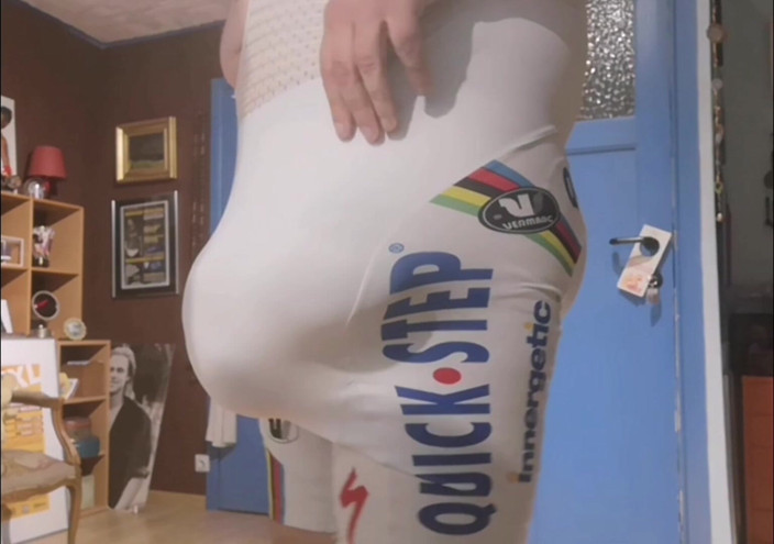 Monster_Meat_: Vêtements de sport blancs et gros gonflement extrême