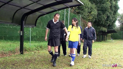 Asian porn collection: Remaja Jepun kurus dirakam dalam gangbang selepas permainan bola sepak