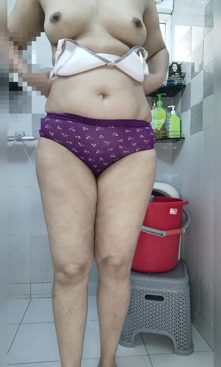 Hot Indian mommy: Indiancă Desi Bhabhi distrându-se la duș
