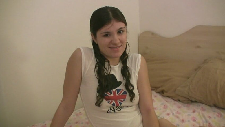 Anna's girls: Giovane bruna scopa dildo e succhia un grosso cazzo