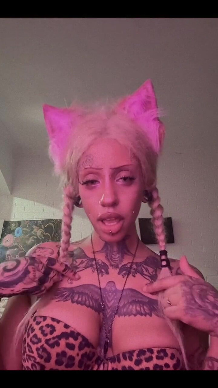 Laika Lewd: Chi vuole più ragazza gattina?