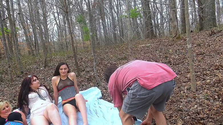 PSFILM: Tři sexy MILFky šukají v tomto exkluzivním venkovním swingers skupinovém sexu