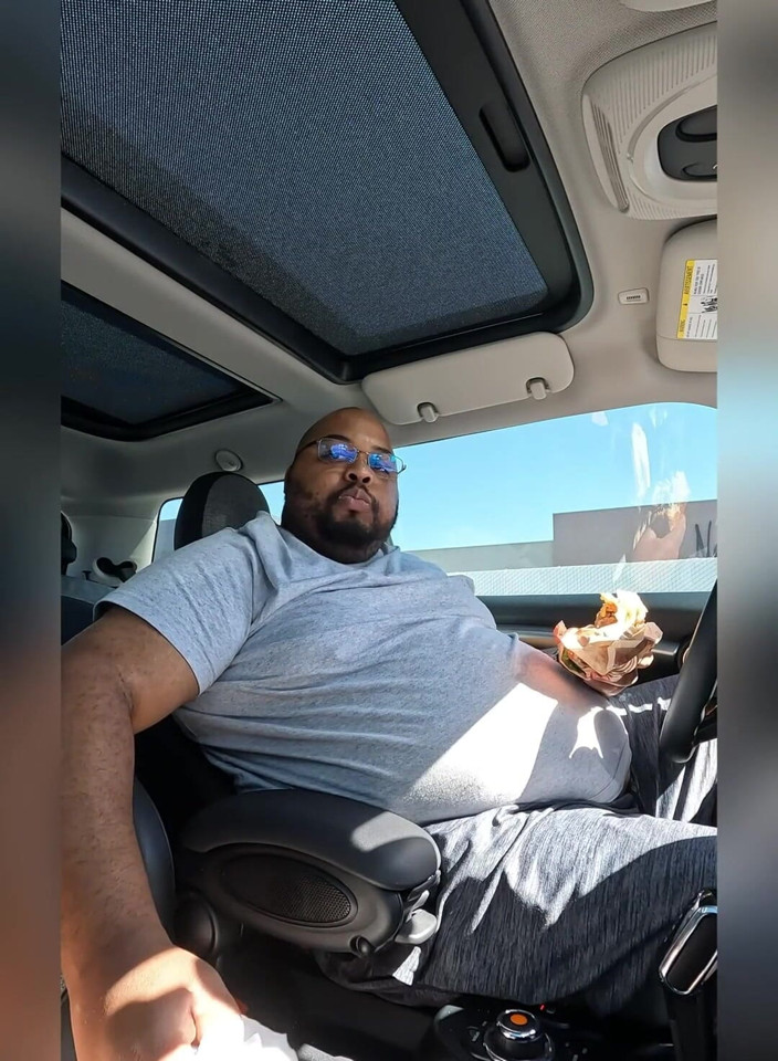 Blkhole420: Ragazzo grasso in una piccola auto haha Più video di...