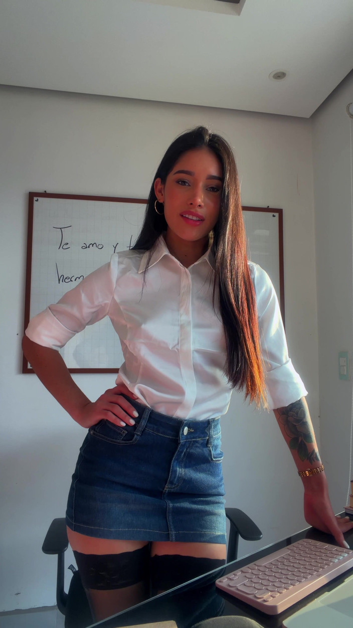 Carolina Guerrero: Sexy Secretaria Busca Complacer a Su Jefe