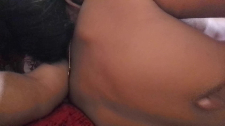 Skydreem1104: 丈夫吮吸他妻子的乳房并让她快乐