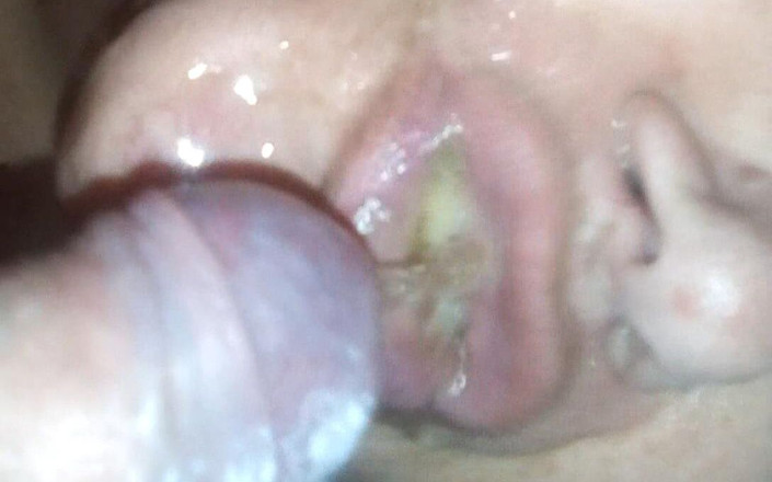 Sex hub couple: John pist alles in de mond van Jens in close-up