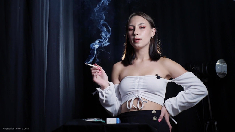 Russian Smokers: Zarif esmer karanlık stüdyo sahnesinde sigara içiyor
