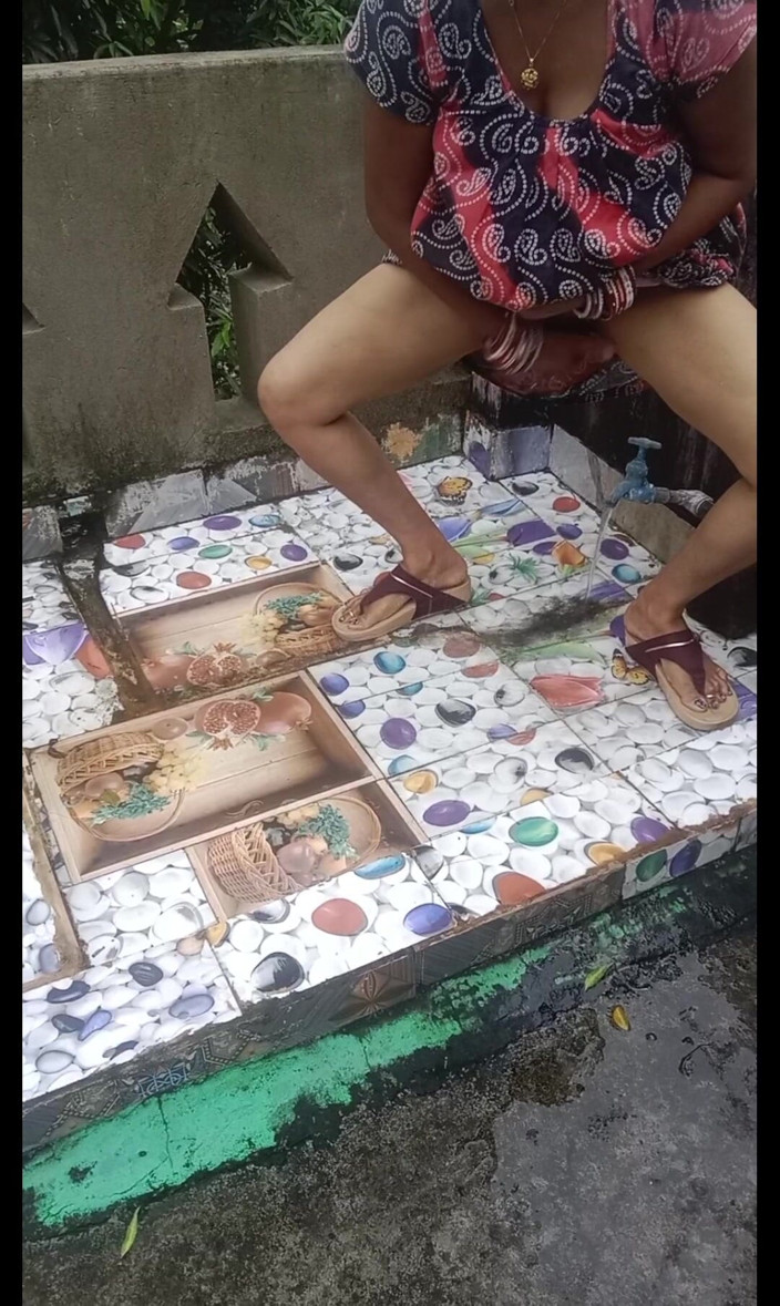 Real Couple 203: Bhabi pisst im freien, zeigt muschi, arsch, möpse