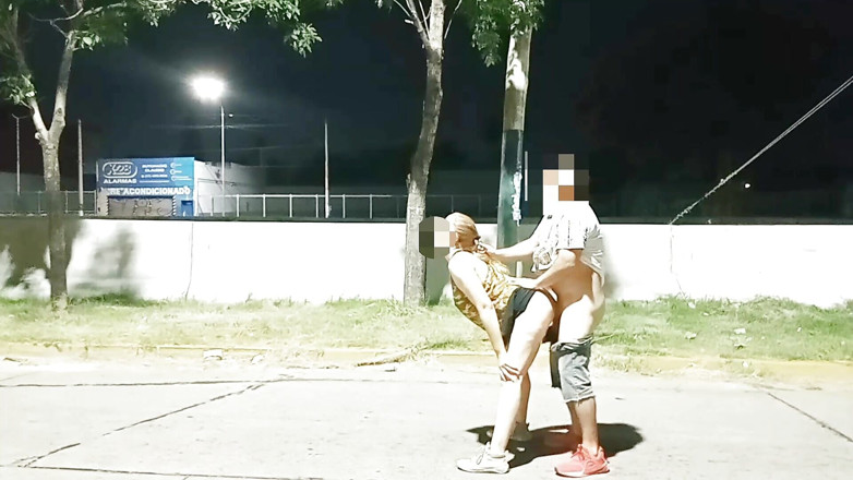 Activecouplearg: Gadis ini pamer memeknya pakai smen tanpa celana dalam - ngentot...