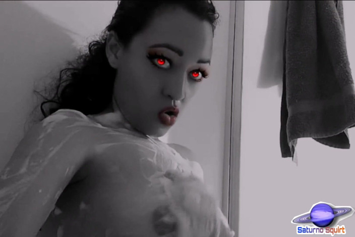 Saturno Squirt: Saturno squirt es un vampiro, toma un baño con ella