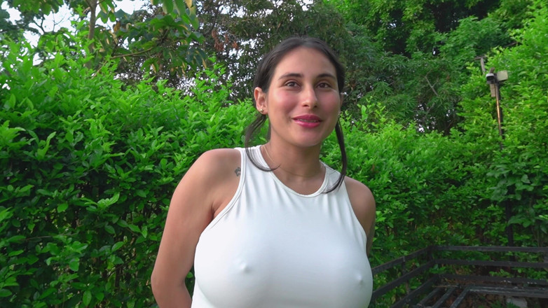 Jenifer Play: Défi dans un parc : une fille enceinte accepte d’utiliser un...