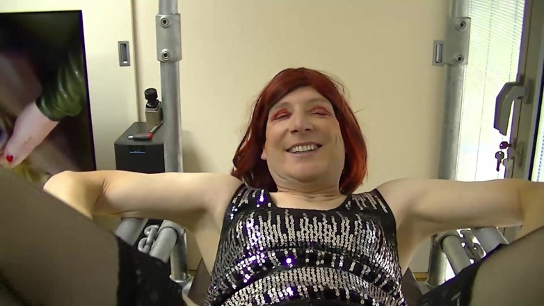 Lucy Essex CD: Lucy Essex CD blir maskin knullad i kyskhet medan hon...