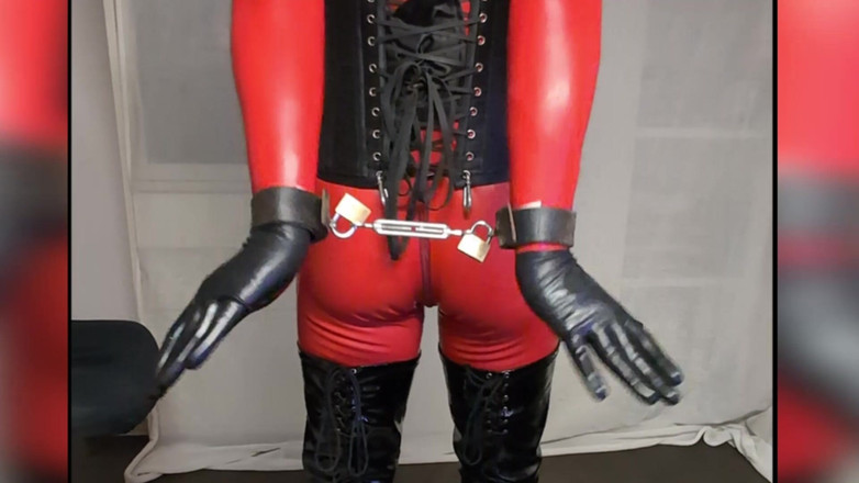 Chatuser: Tuta da gatta in lattice rosso, bionda in calze overkne,...
