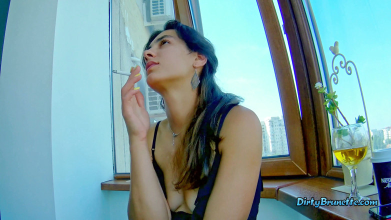 Dirty Brunette: Brunetă uimitoare fumând și masturbându-se