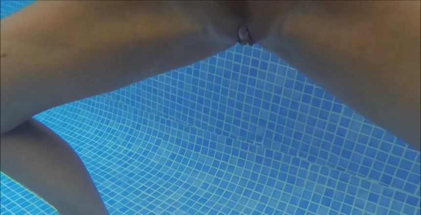 Natalie K: striptease under vattnet, tar bort min bikini i vattnet och...