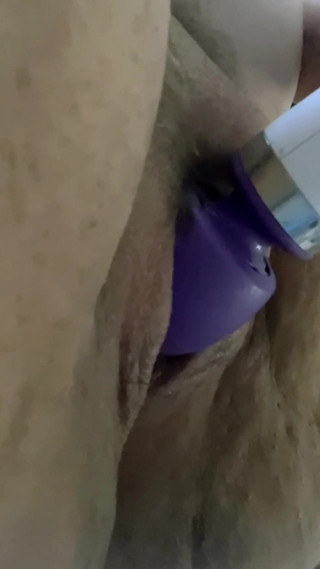 Real homemade BBW BBC porn: Стимулюю мою жирну волохату пизду електричною паличкою