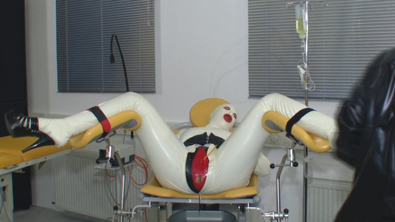 Rubber & Clinic Studio - 1ATOYS: Troia di gomma sul ginecologo parte 1