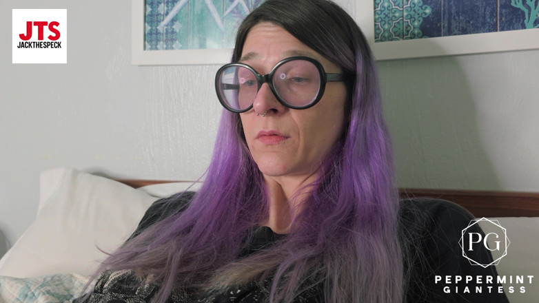 Peppermint Giantess: Rozmiary usług POV Mali mężczyźni wielbią stopy Giantess