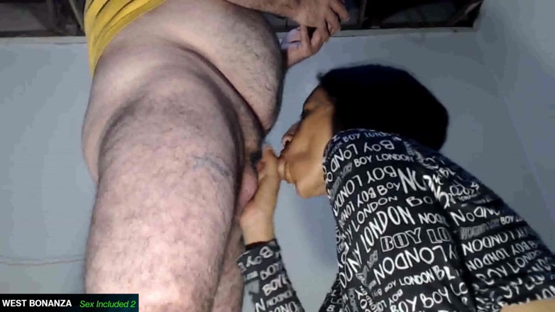 West Bonanza Sex Included 2: Femeie latino suge spermă - muie în genunchi