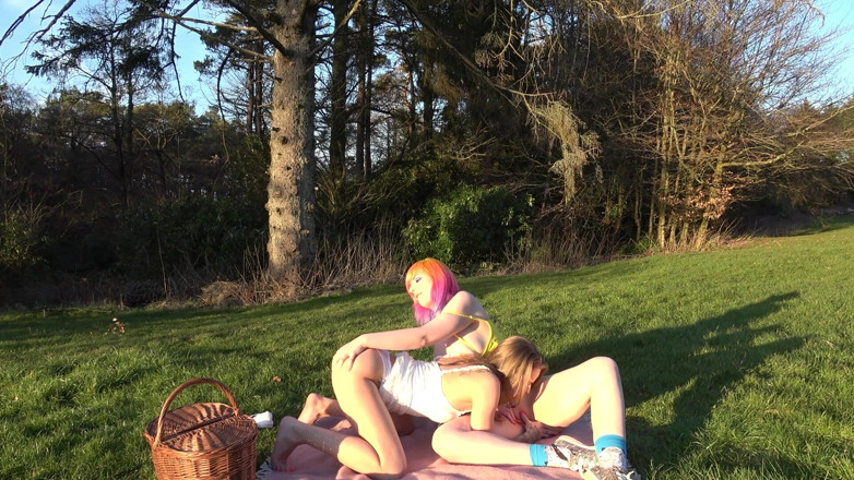 BiMFCoupleUK: Couple Swap Picnic with April Paisley &amp; Emojizz