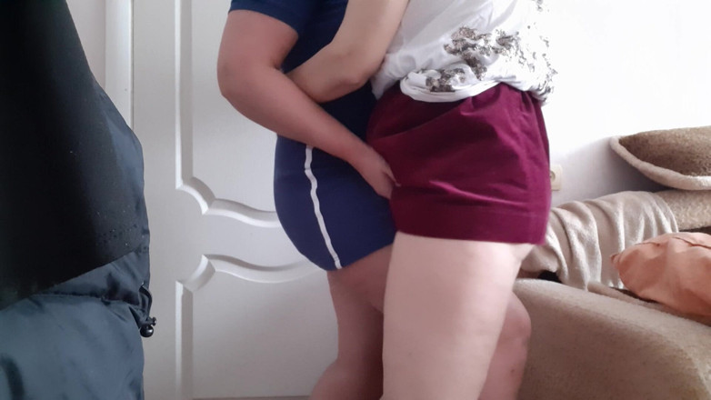 Lesbian-illusion: Две замужние подружки изменяют своим мужьям в другой комнате