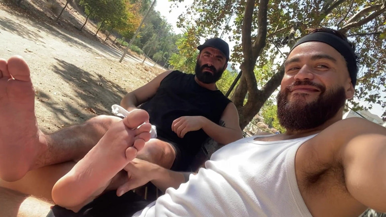 The Bearded Master: 거리에서 발 페티쉬와 오줌.